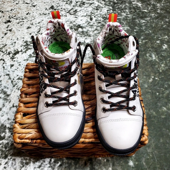 Skechers Dr.Seuss Grinch White Boots - Picture 2 of 8